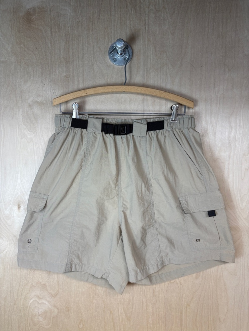 Men's Vintage Penn Reels FishinLightweight Cargo Shorts in Beige with Black Belt